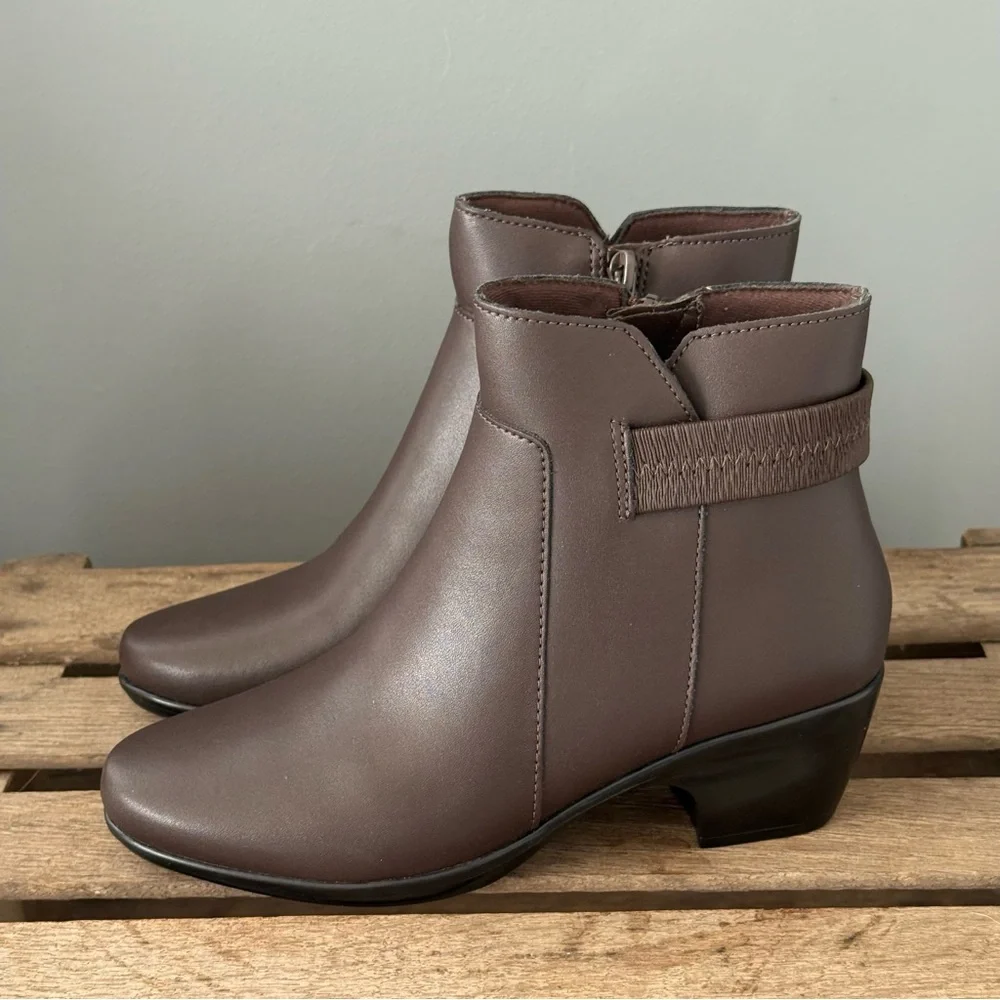 NEW Clarks Emily 2 Holly Ankle Leather Boots Womens‎ 6.5M Brown A28